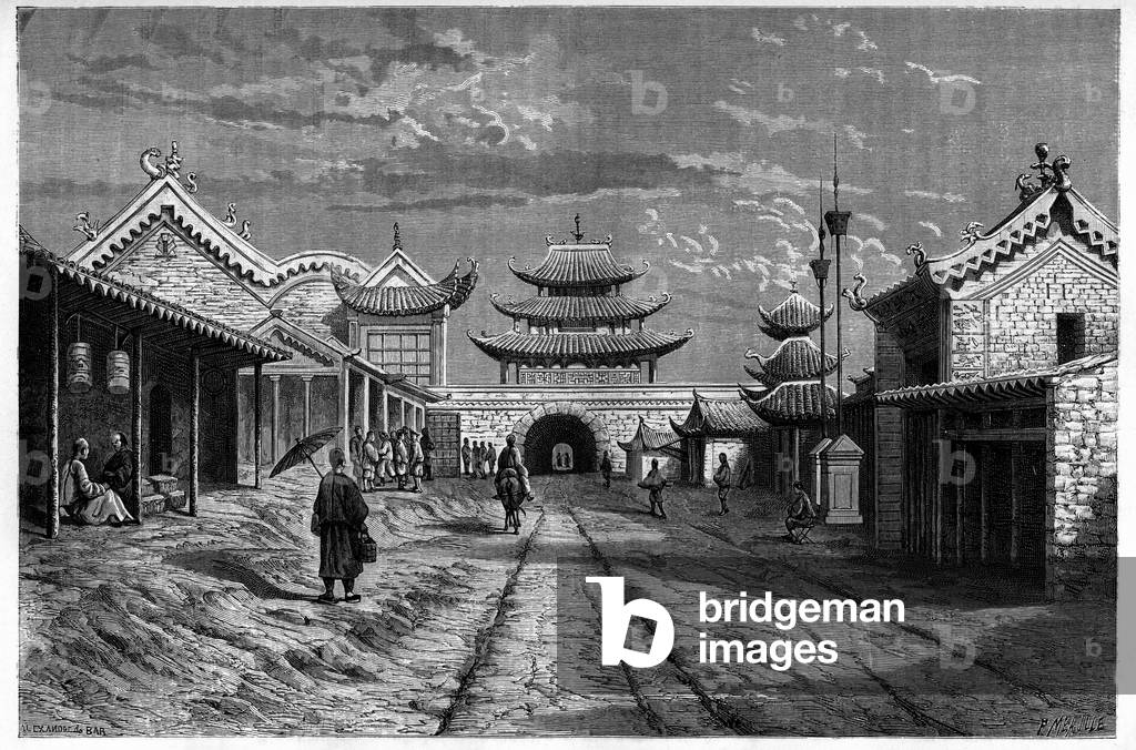 View from a street at “Youn Tchen Sian”, China. Engraving after a drawing by A. de Bar, in “Le Tour du Monde, Nouveau journal des Voyages”, edited by Edouard Charton, Paris, 1882.