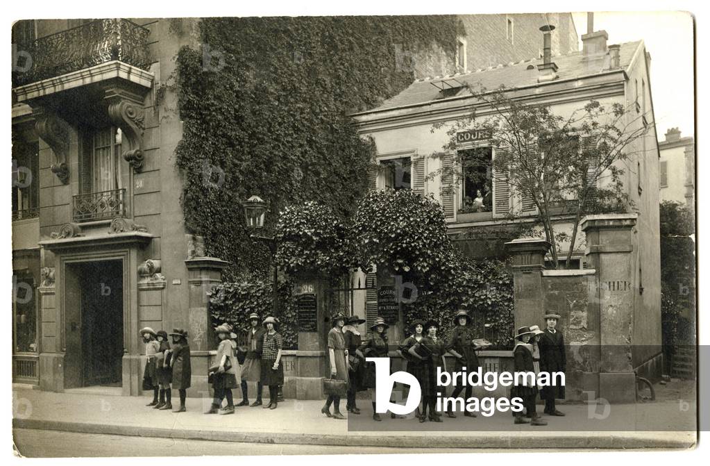 The release of the young girls class of Mademoiselle A.Benard, 26 rue de la Pompe, Paris. Postcard beginning XXth century.