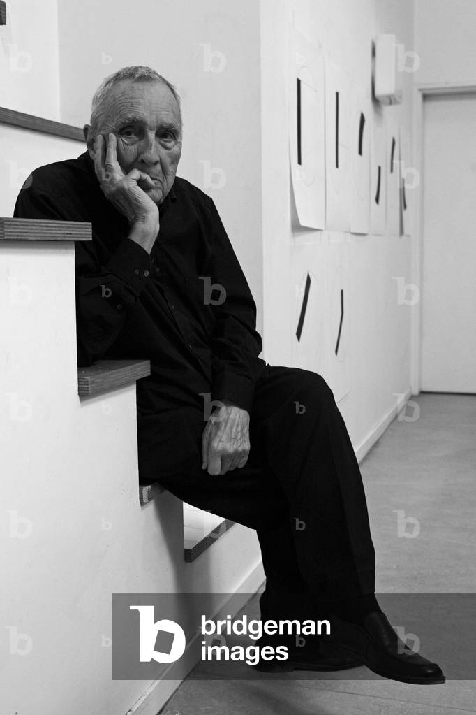 Ritratto di Gottfried Honegger, artista di arte concreta, nel suo studio di Parigi nel 2008.