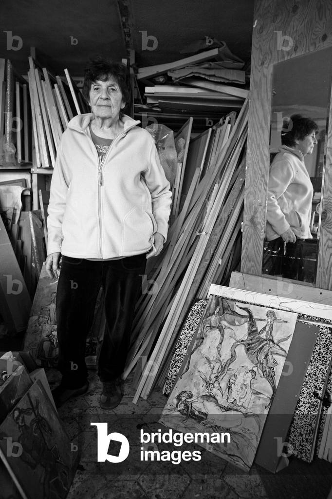 Portrait of Simone Picciotto, Italian painter, in his studio in Paris in 2008.