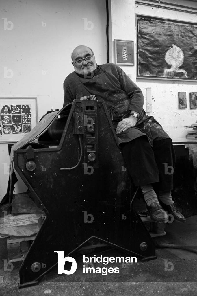 Portrait of Dikran Daderian, Lebanese painter and engraver. Pasnic engraving studio in Paris in 2008.