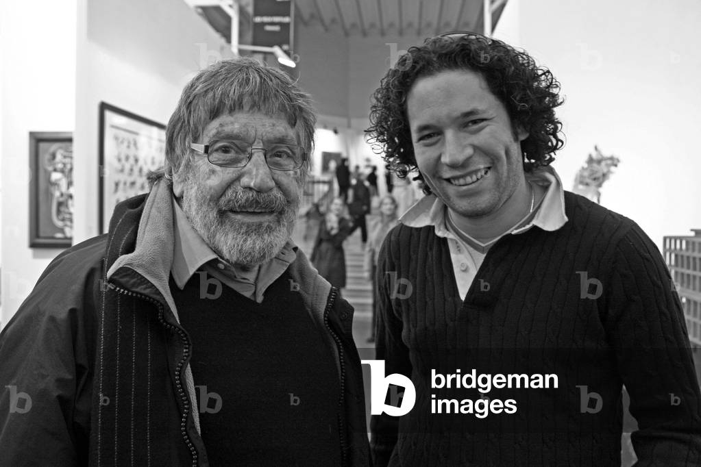 Carlos Cruz-Diez and Gustavo Dudamel, 2009 (b/w photo)