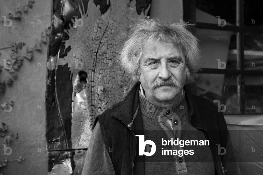 Bild von Fotografie "Porträt des französischen Keramikers Claude Champy vor seiner Werkstatt in Plaisir im Jah