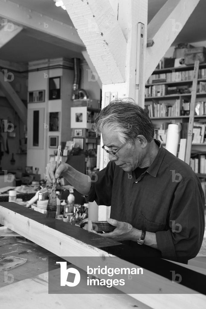 Bild von Fotografie "Porträt des japanischen Malers Takesada Matsutani in seinem Atelier in Paris im Jahr 2008