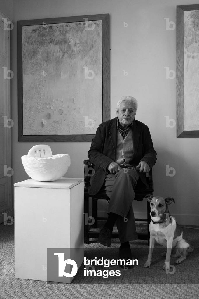 Portrait of Alberto Guzman, sculptor, with his dog Boulou, in his house in Nogent sur Marne in 2008.