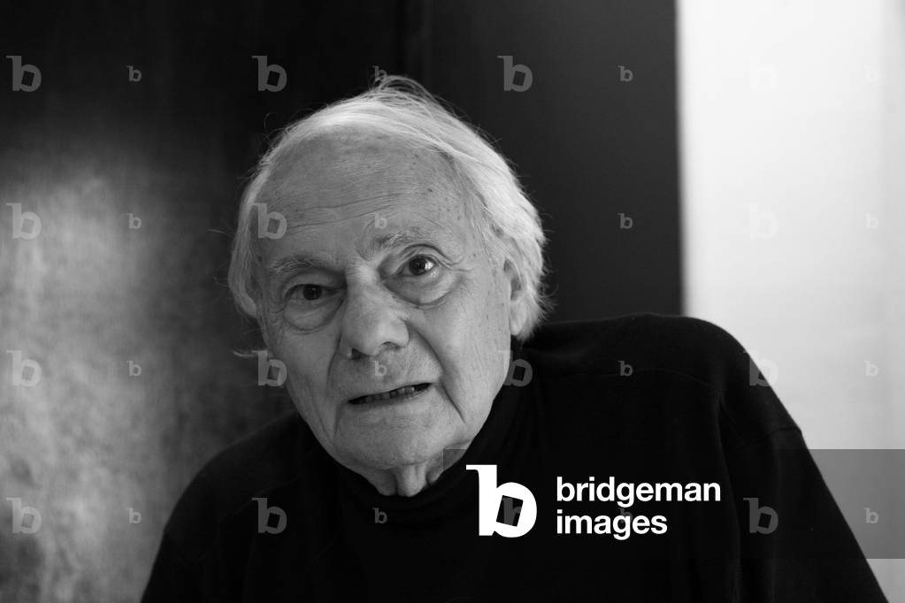 Bild von Fotografie "Porträt des Malers Gianni Bertini in seiner Wohnung in Paris" 2008, b/w