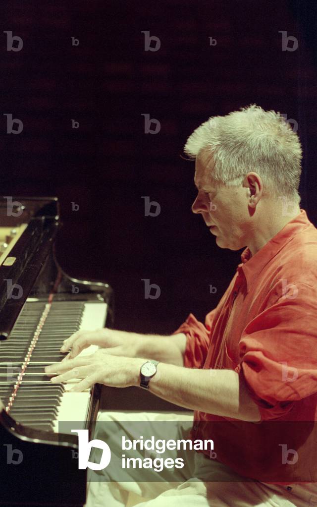 Stephen Kovacevich at piano, 1998