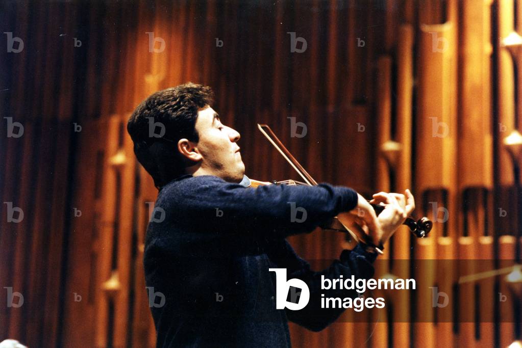 Maxim Vengerov playing violin