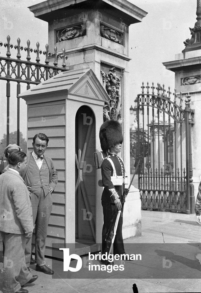 United Kingdom, London: Horseguard in front of his warrior, 1930