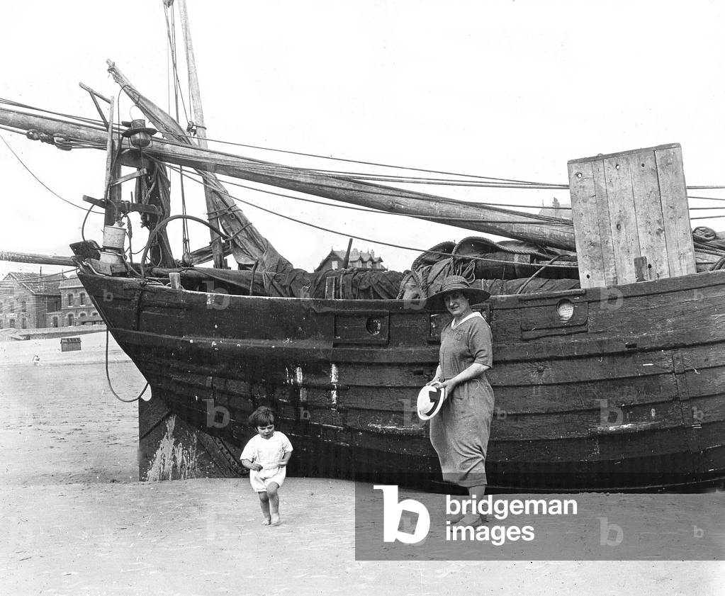France, Nord-Pas-de-Calais, Pas-de-Calais (62), Boulogne-sur-Mer (Boulogne sur mer): a woman poses in front of the hull of a sailboat, 1900