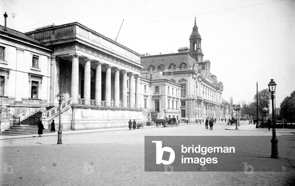 France, Centre, Indre-et-Loire (37), Tours: the new town hall and the courthouse, animated view with horse-drawn cars and fiacres, 1910