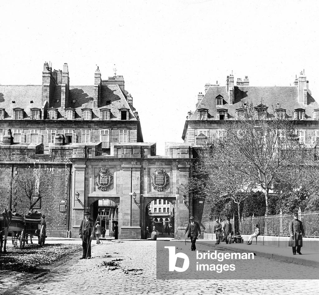 France, Brittany, Ille-et-Vilaine (35), Saint-Malo: ramparts of Saint Malo, the big gate, animated view with barrels, kiosk and passers-by, Quai Saint Vincent and Quai Saint Louis, 1890