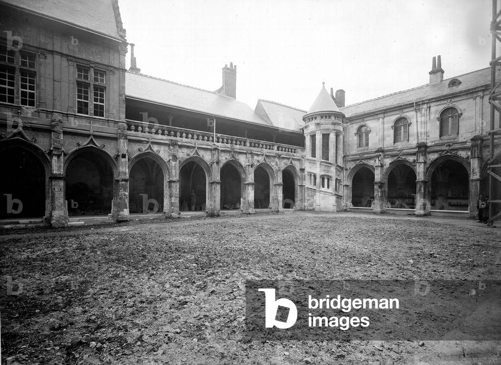 France, Centre, Indre-et-Loire (37), Tours: cloister of the Psalette, restoration, 1920