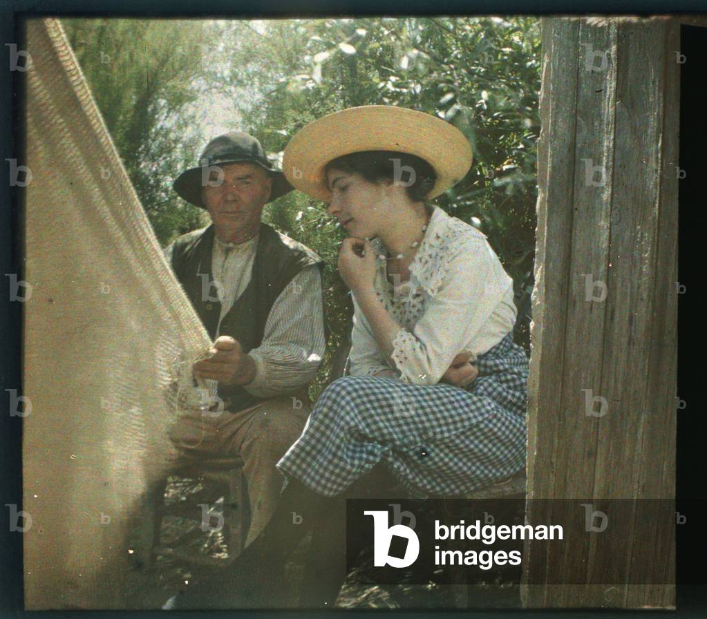 Vendee picturesque: La lecon de filet, August-1919, Longeville, France - Autochrome anonymous