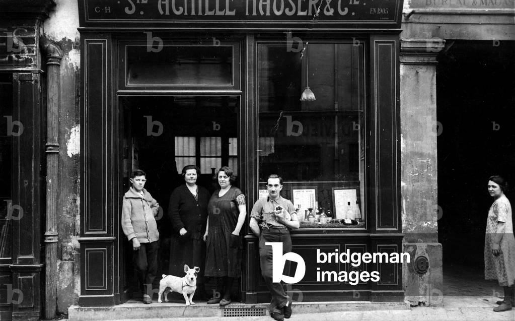 France, Ile-de-France, Paris (75): A family poses in front of its store, the company Achille Hausler et Compagnie, 1920