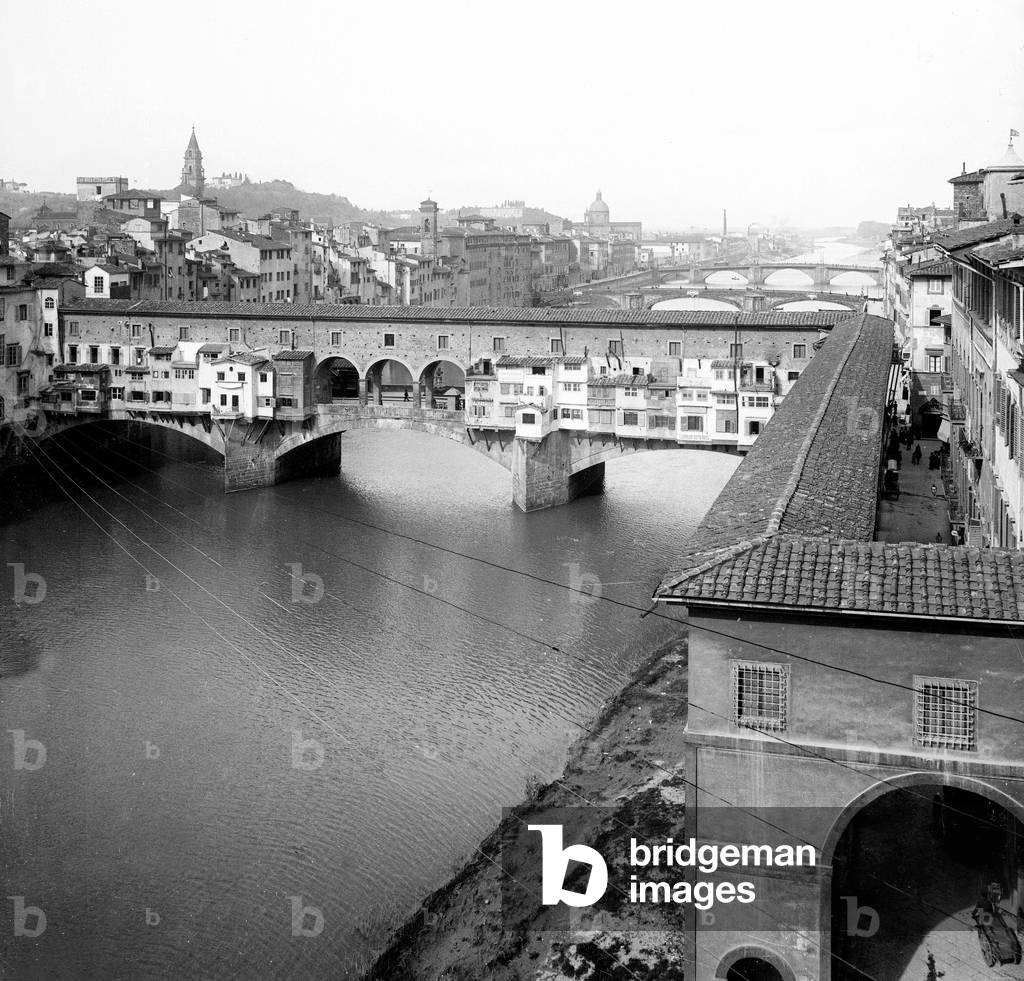 Italy, Tuscany, Florence: the Veccio bridge over the Arno with the basins of Vasari, 1890