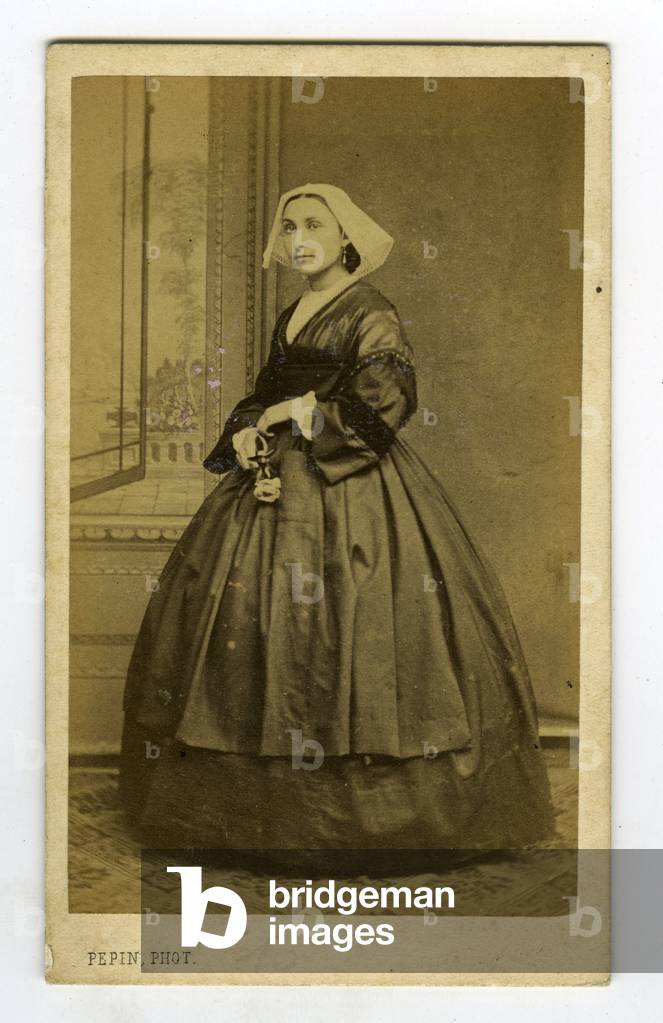 Auray, Morbihan (56), Brittany, France, Young woman posing in studio in Auray's suit with headdress, 1865