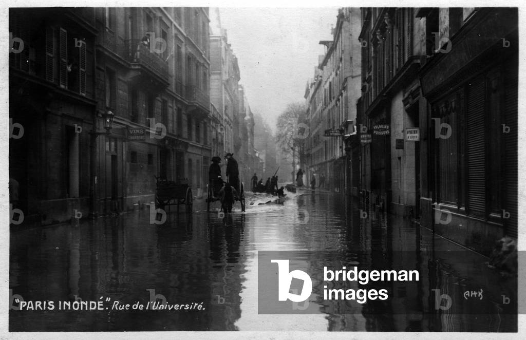France, Ile-de-France, Paris (75): Paris inonde, rue de l'Universite, 1910