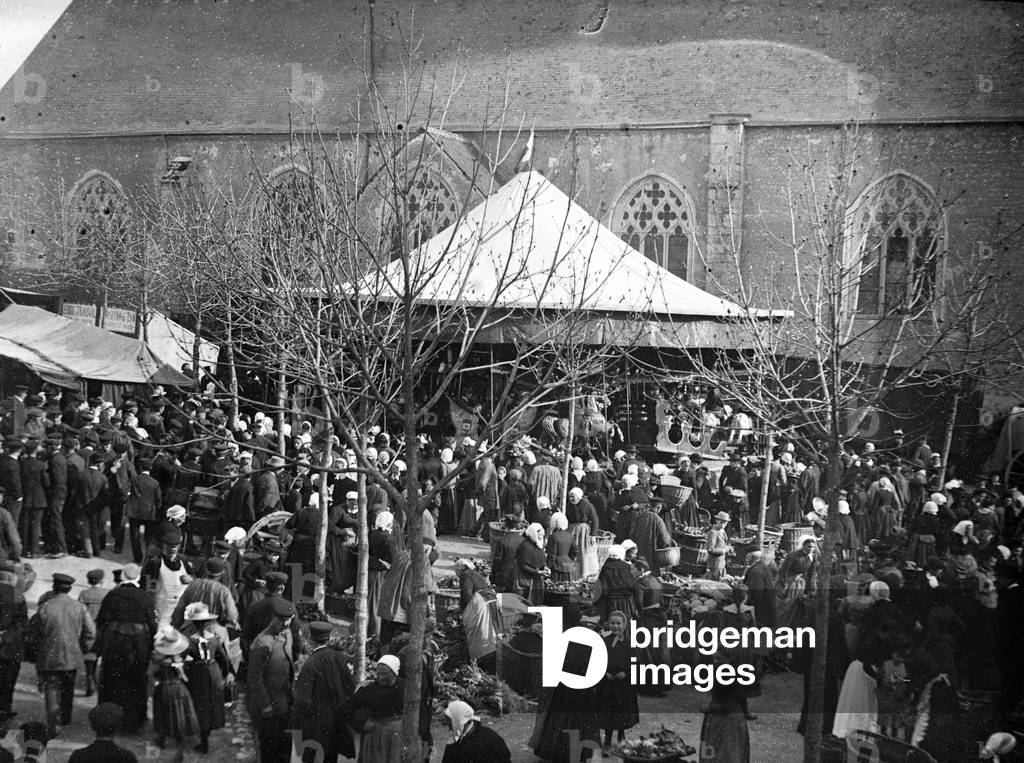 Sea, Indre and Loire (37): A fair near the church with walk, manege and stand, 1900