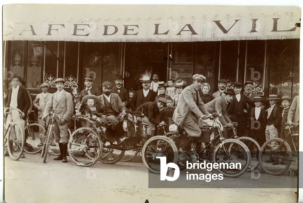 France, Centre, Indre-et-Loire (37), Loches: In front of the cafe of the city, starting a motor tricycle race, decors and taking passengers, 1895 - Cafe de la ville, Societe Velocipedique Sunday 17 septembren fete de la forest, pyramid of Genille