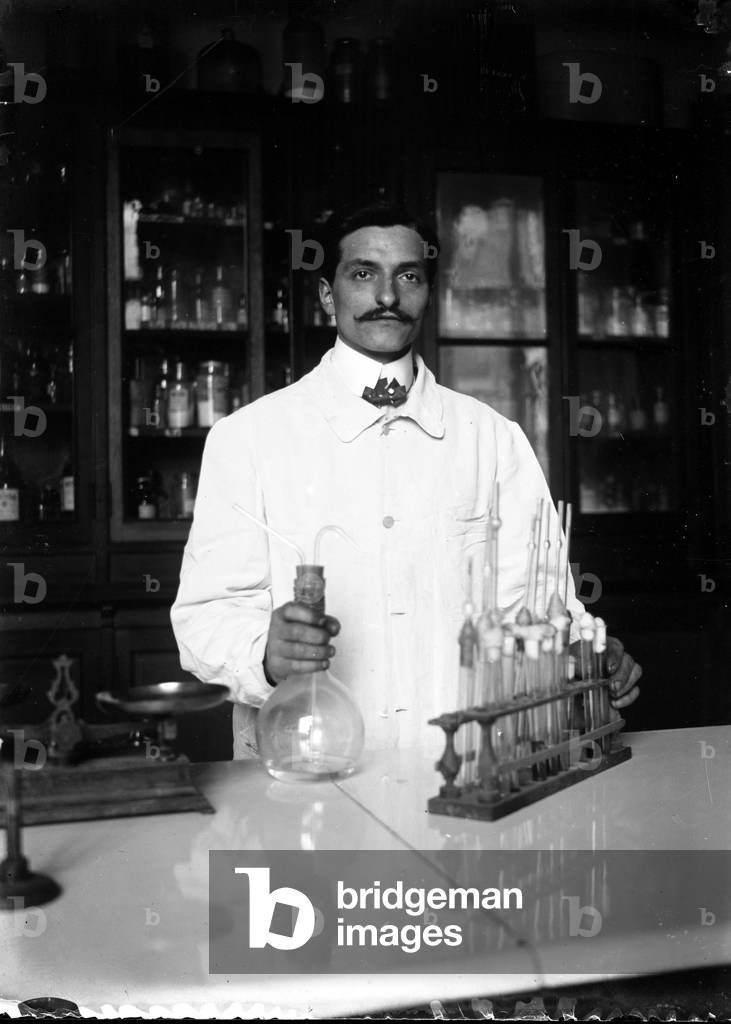 France, Rhone-Alpes, Rhone (69), Lyon: the interior of a laboratory with a biologist posing in work clothes, 1900 - Lot Z