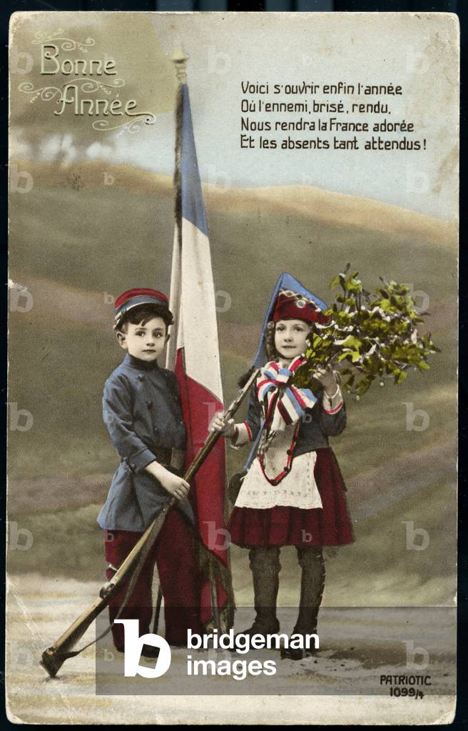 First World War: France, Postcard, greeting card depicting two children in a soldier in uniform and in a cantiniere offering a bouquet of mistletoe and a flag to those absent fighting at the front, 1915, here is finally opening the year when the enemy breeze returned us to love France and the absent long awaited