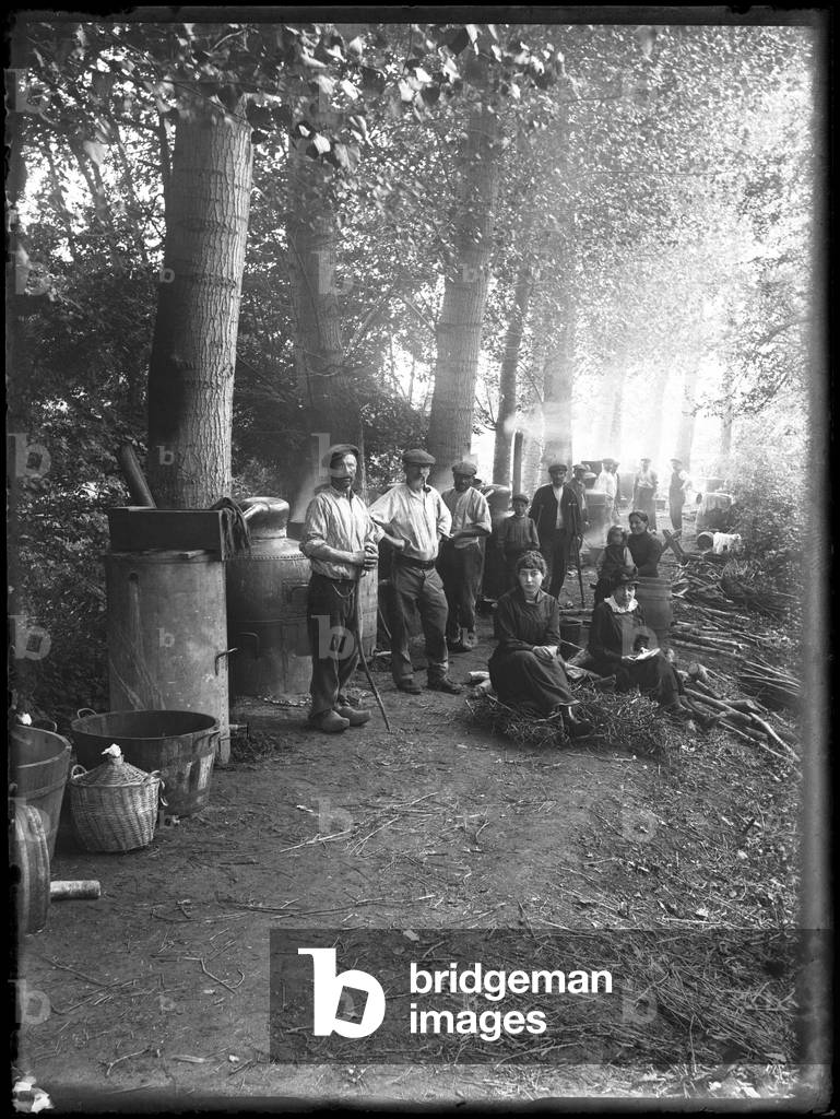 France, Centre, Indre-et-Loire (37), Chemille-sur-Deme: still in a hollow path, peasants, vintage boiler, alcohol distillation, 1895
