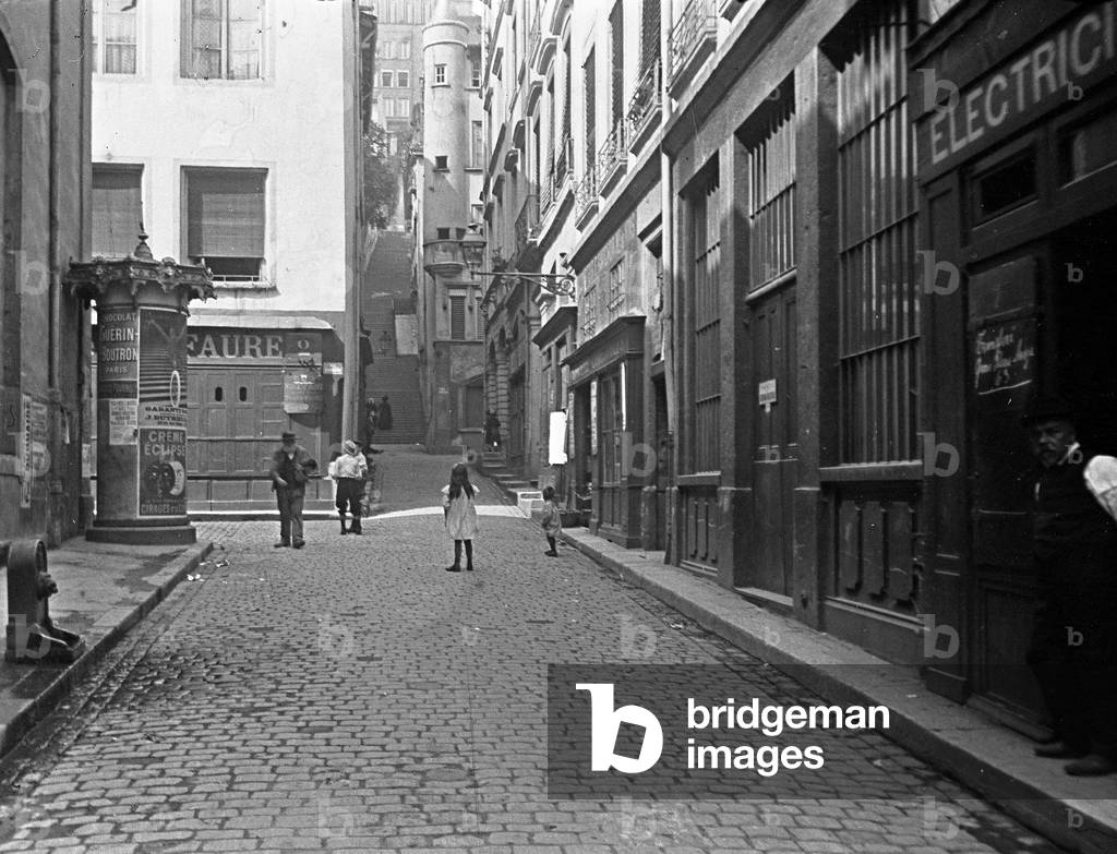 France, Rhone-Alpes, Rhone (69), Lyon: a montee of old Lyon, 1910 - posters on column Morris: Guerin-Boutron, creme eclipse waxing