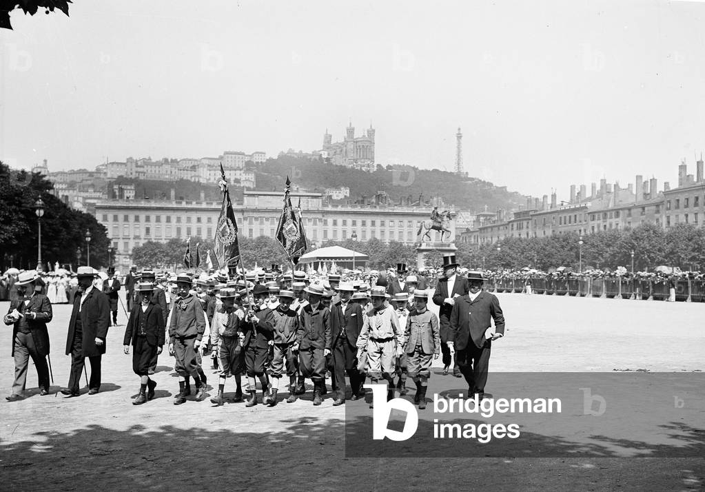 France, Rhone-Alpes, Rhone (69), Lyon: Place Bellecour, children in a canoer framed by notables in top hat, 1895