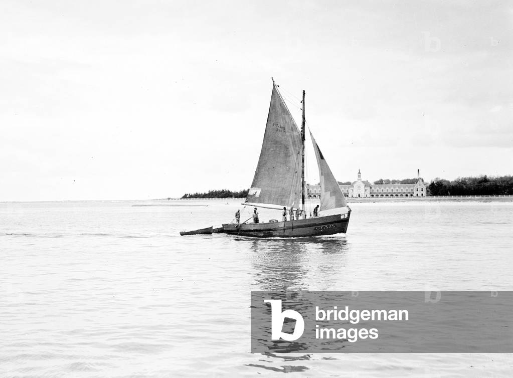 France, Pays de la Loire, Loire-Atlantique (44), Le Croisic: a sailboat returns to port, 1900