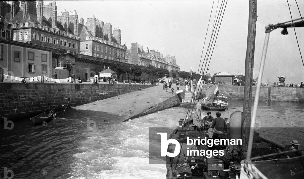 France, Brittany, Ile-et-Vilaine (35), Saint Malo: the port of Saint-Malo with a boat arriving at the dock load of luggage, 1907