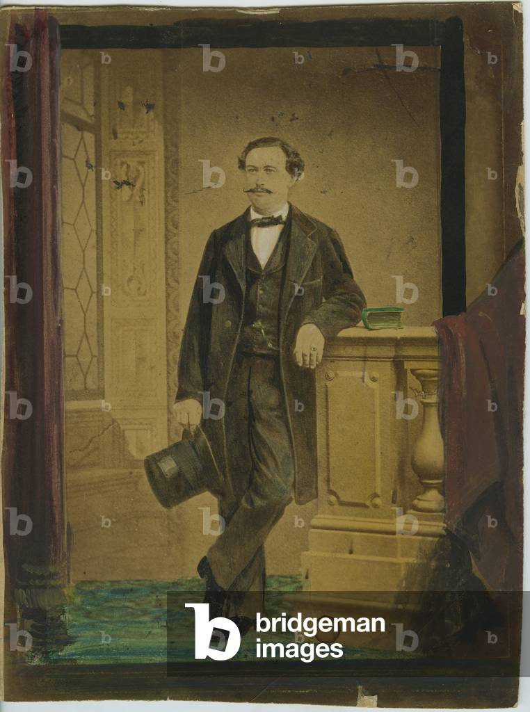 Francia: ritratto di uomo a piedi con cappello alto, 1863 - Descrizione: occhi azzurri, capelli neri, baffi ca