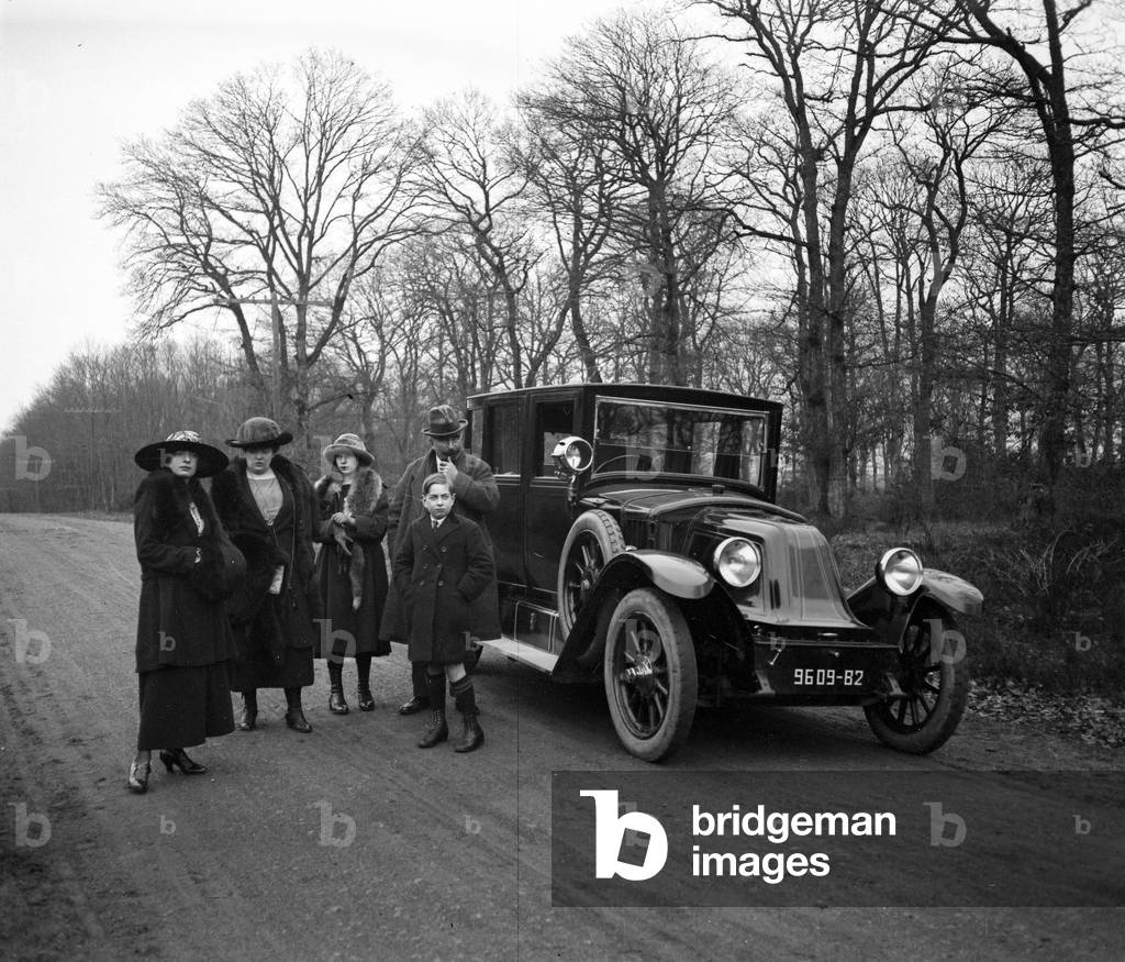 France: motor car, Renault limousine, 1920 - registration: 9609-B2