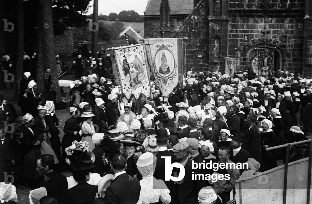 France, Brittany, Finistere (29), Rumengol: May 1908, the forgiveness of the Trinity Notre Dame all redone, women cross the crowd with oriflames
