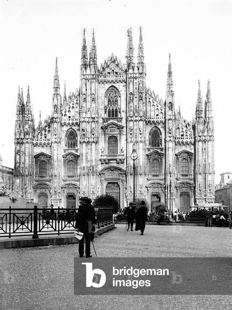 Italy, Milan: animated view with the facade of the cathedral (Duomo) and a tram, 1900 - publicite tramway: tricofilila