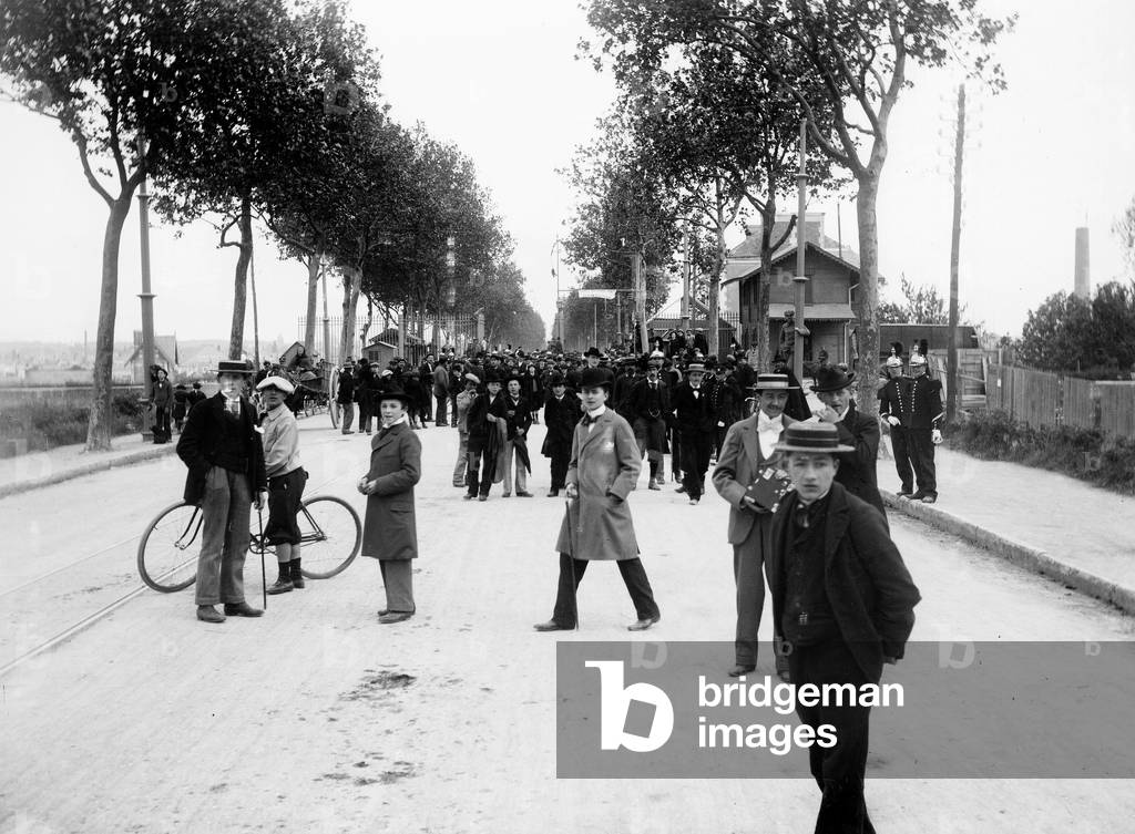 France, Centre, Indre-et-Loire (37), Tours: Bordeaux-Paris race, Avenue Grammont, a car and bicycle race, with the accompanying bike, 1895