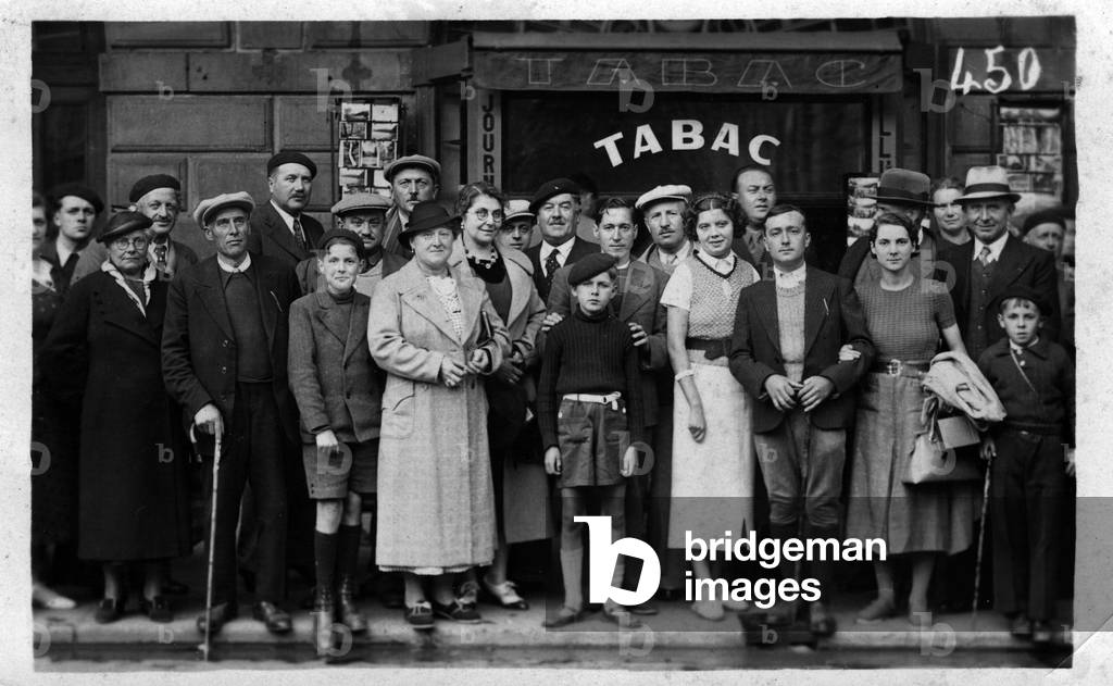 France, Ile-de-France, Paris (75): tobacco customers pose in front of the store entrance, 1930