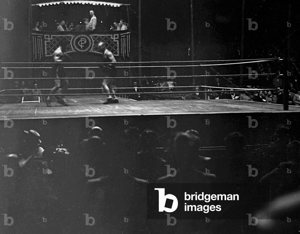 France, Centre, Indre-et-Loire (37), Tours: Pinder circus, boxing in a ring, boxing fight, 1925 - circus: PINDER