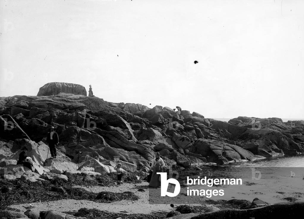 France, Brittany, Morbihan (56), Belle Ile en Mer (Belle-Ile-en-Mer): walk of a family on the rocks, 1890