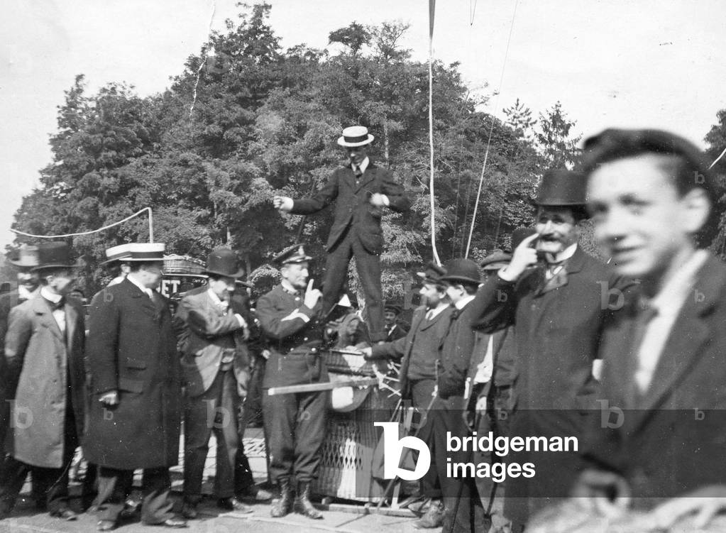 Saint-Cloud, Hauts de Seine (92): Santos-Dumont standing on his basket surrounded by notables and military personnel, 1899