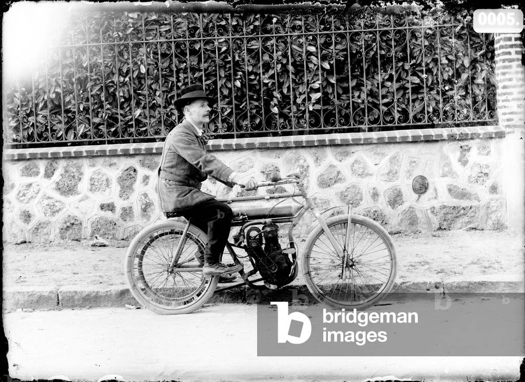 France, Centre, Indre-et-Loire (37): a man and his motorcycle, 1905 - Dunlop tire