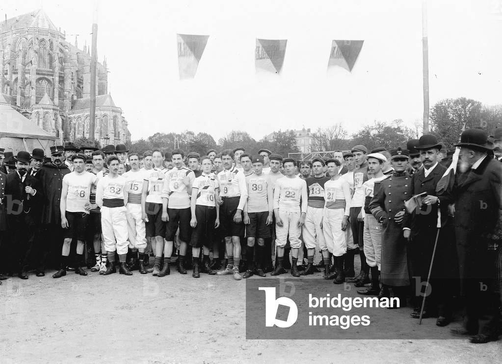 France, Pays de la Loire, Sarthe (72), Le Mans: During the week of Le Mans in June 1906, sports club, start of the race, 1906 - bib: 32, 15, 11, 8, 10, 9, 39, 22, 13, 21, 17 - sports world