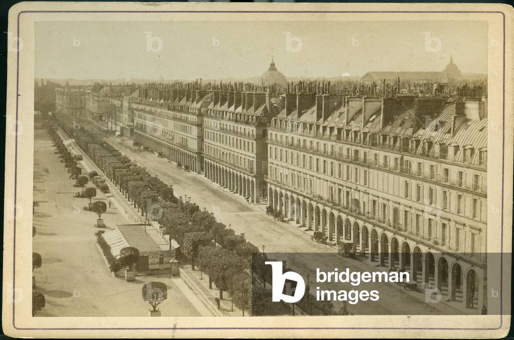 France, Ile-de-France, Paris (75): Rue de Rivoli and Jardin du Louvre, 1870 - Cafe du jardin