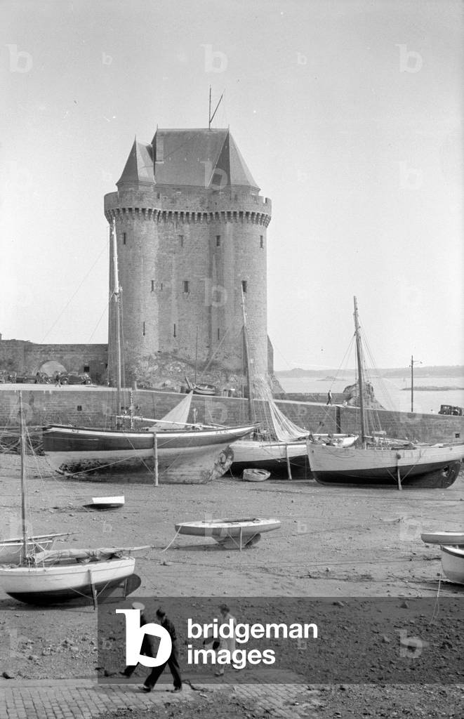 France, Brittany, Ille-et-Vilaine (35), Saint Servan (Saint-Servan): the Solidor tower and the low port with fishing boats, 1936
