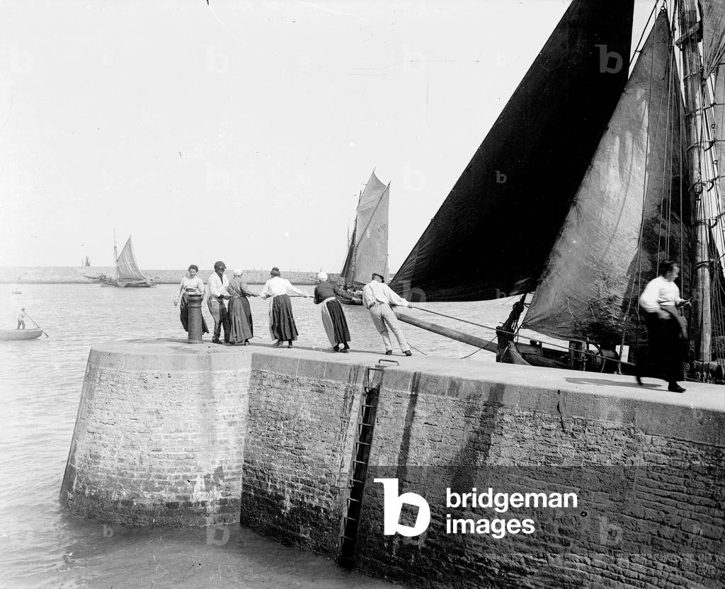 France, Basse-Normandy, Calvados (14), Caen: women take a sailboat to the sea, 1900 - boat: C 553