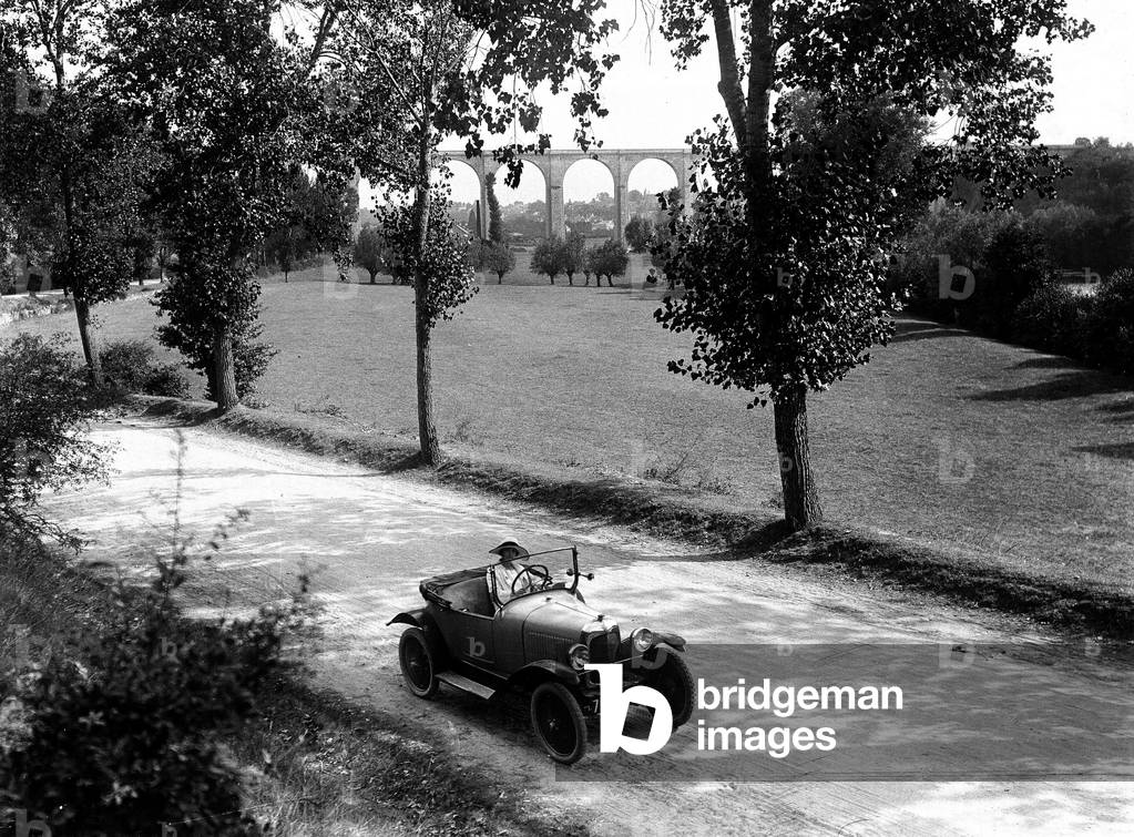 France, Centre, Indre (36), Le Blanc: beautiful car on the road du Blanc with the viaduct in the background, 1925 - registration: 7097-B-3
