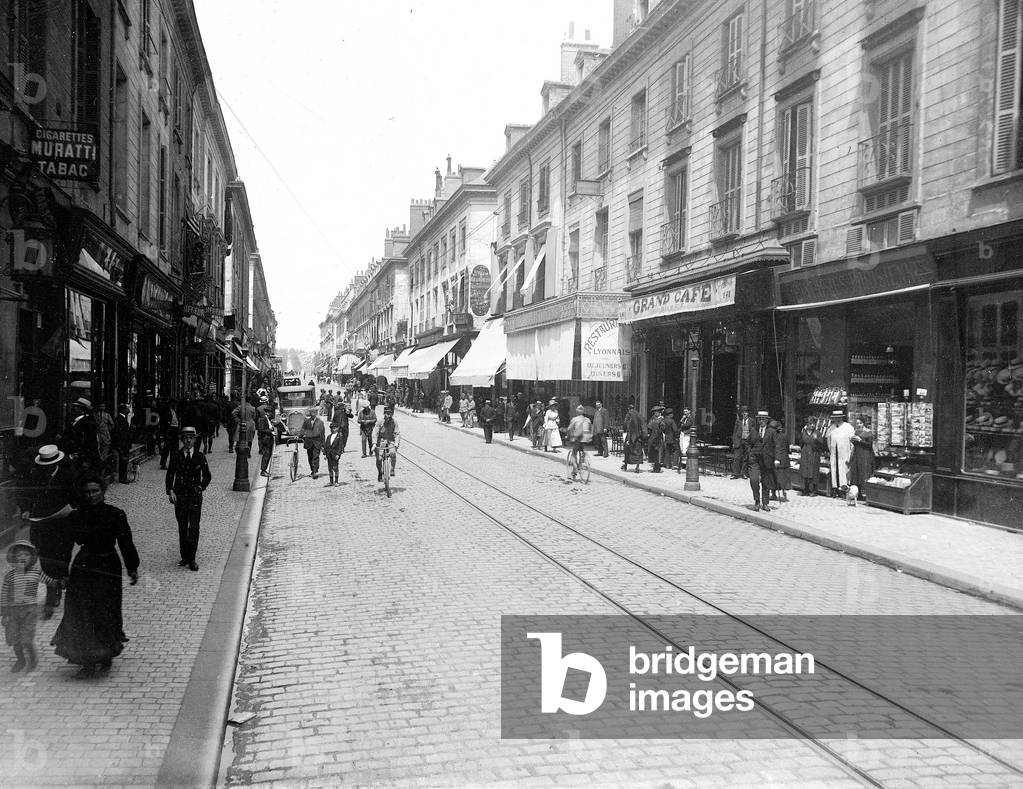 France, Centre, Indre-et-Loire (37), Tours: rue nationale with many shops, motor vehicles and passers-by, 1917 - le grand cafe brasserie tel 1-41 - restaurant Lyonnais dejeune 6 francs diner 6 francs