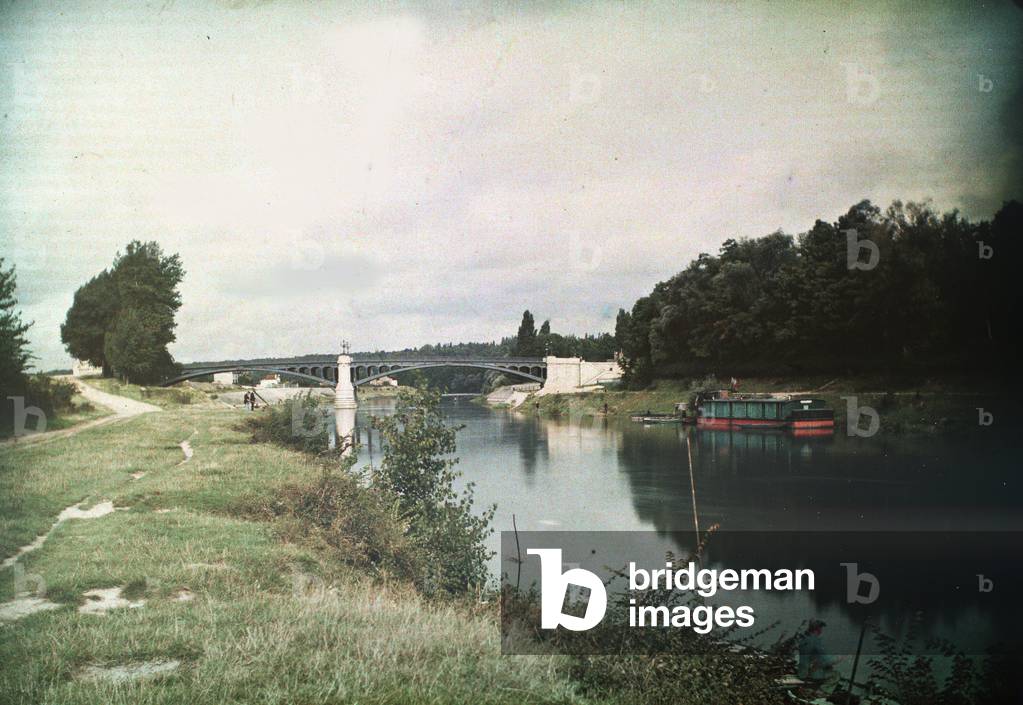 Navigable Seine: La Marne a Maisons-Alfort with bridge and peniche, 1910, Maisons-Alfort, France - Autochrome anonymous