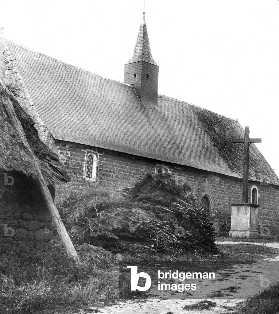 France, Pays de la Loire, Loire-Atlantique (44), Careil: chapel Saint Mathieu with cottage and crucifix, 1900