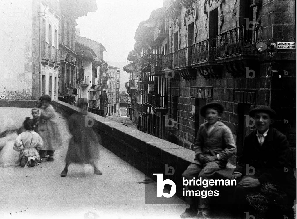 Spain, Fuenterrabia (Hondarribia) (Fontarrabia) (Fontarabia): children play on a terrace on the main street, 1895 - Calle de las tiendas